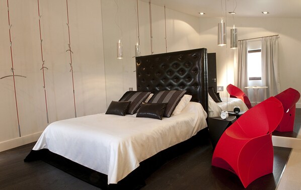 Superior-Doppelzimmer, 1 King-Bett, Blick auf den Innenhof, zum Innenhof hin | Hochwertige Bettwaren, individuell dekoriert, individuell eingerichtet
