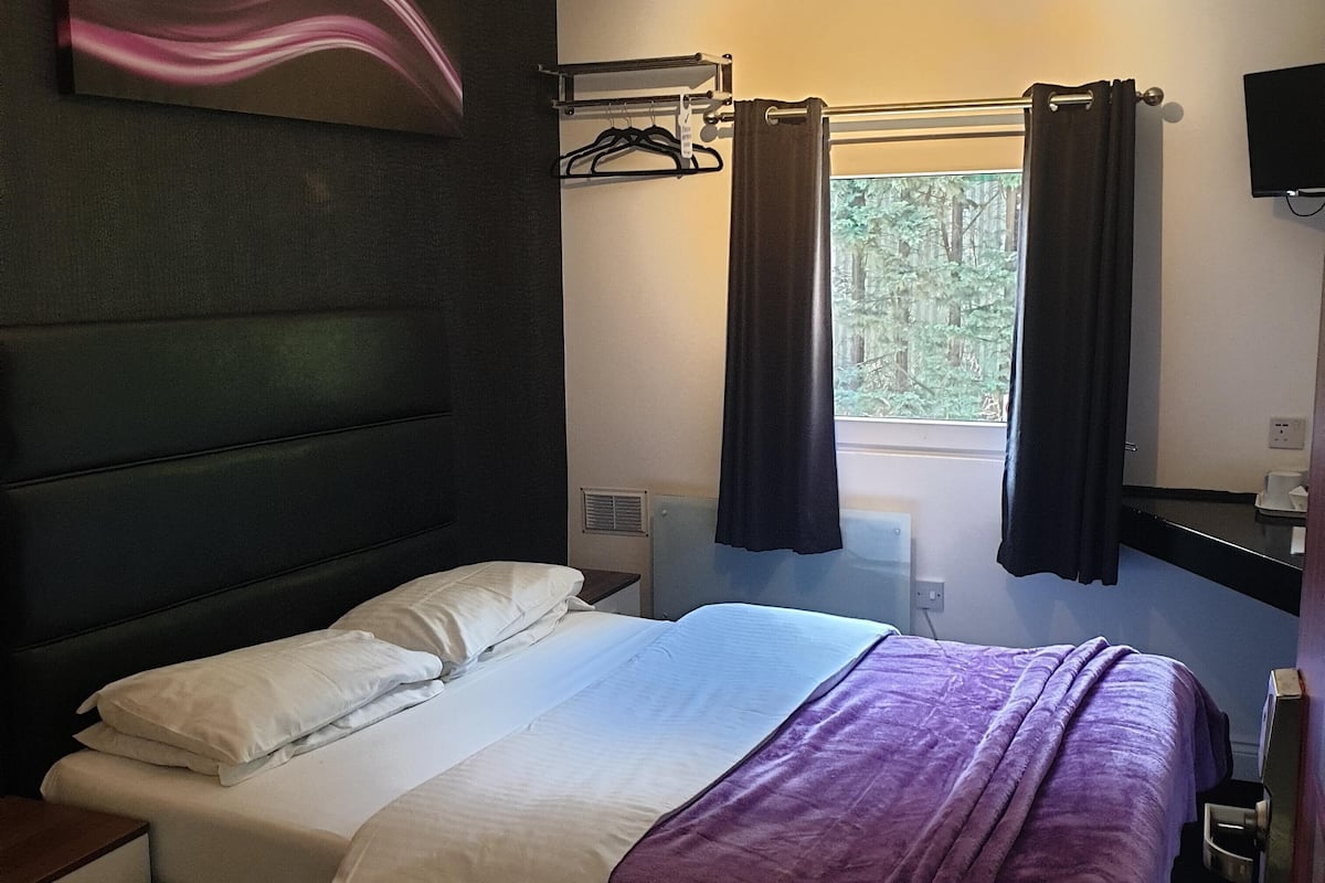 Basic Single Room | Individually decorated, individually furnished, desk, laptop workspace