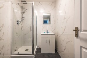 Buồng tắm vòi sen, đồ dùng nhà tắm miễn phí, khăn tắm 