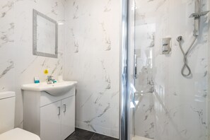 Shower, free toiletries, towels - Peterborough by Verve (Peterborough)