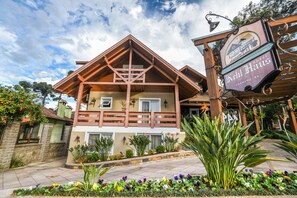 A two-story hotel with a wooden facade, balconies, and a sign indicating it is the Kehl Haus Hotel in Gramado, RS. - Hotel Kehl Haus (Gramado)