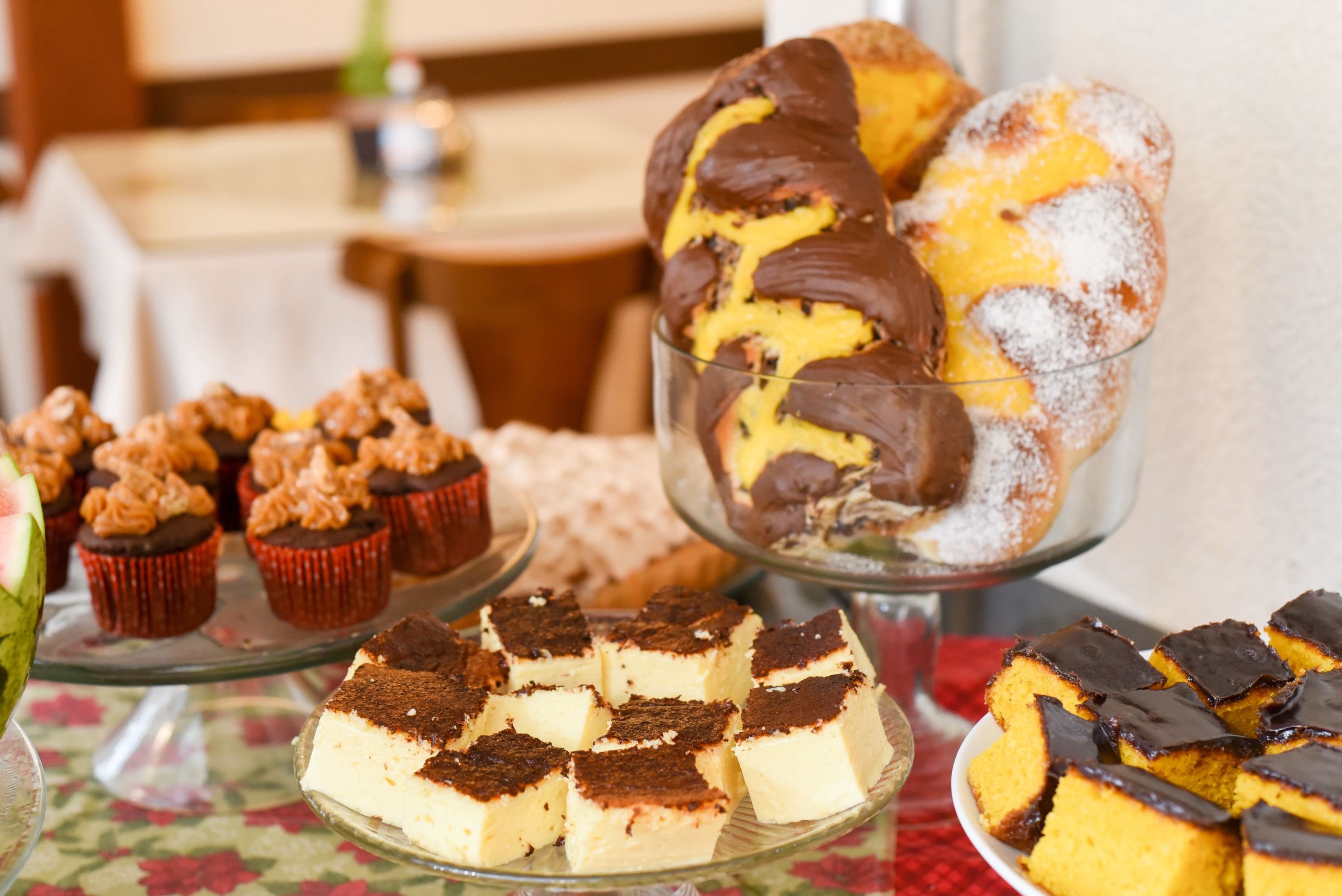 Una variedad de postres en un expositor de vidrio.