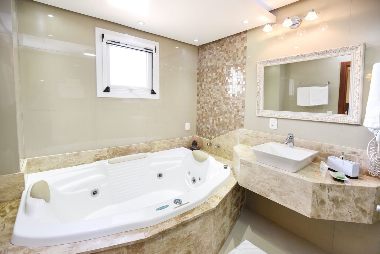 super luxo especial | bathroom | free toiletries, hair dryer, bidet, towels