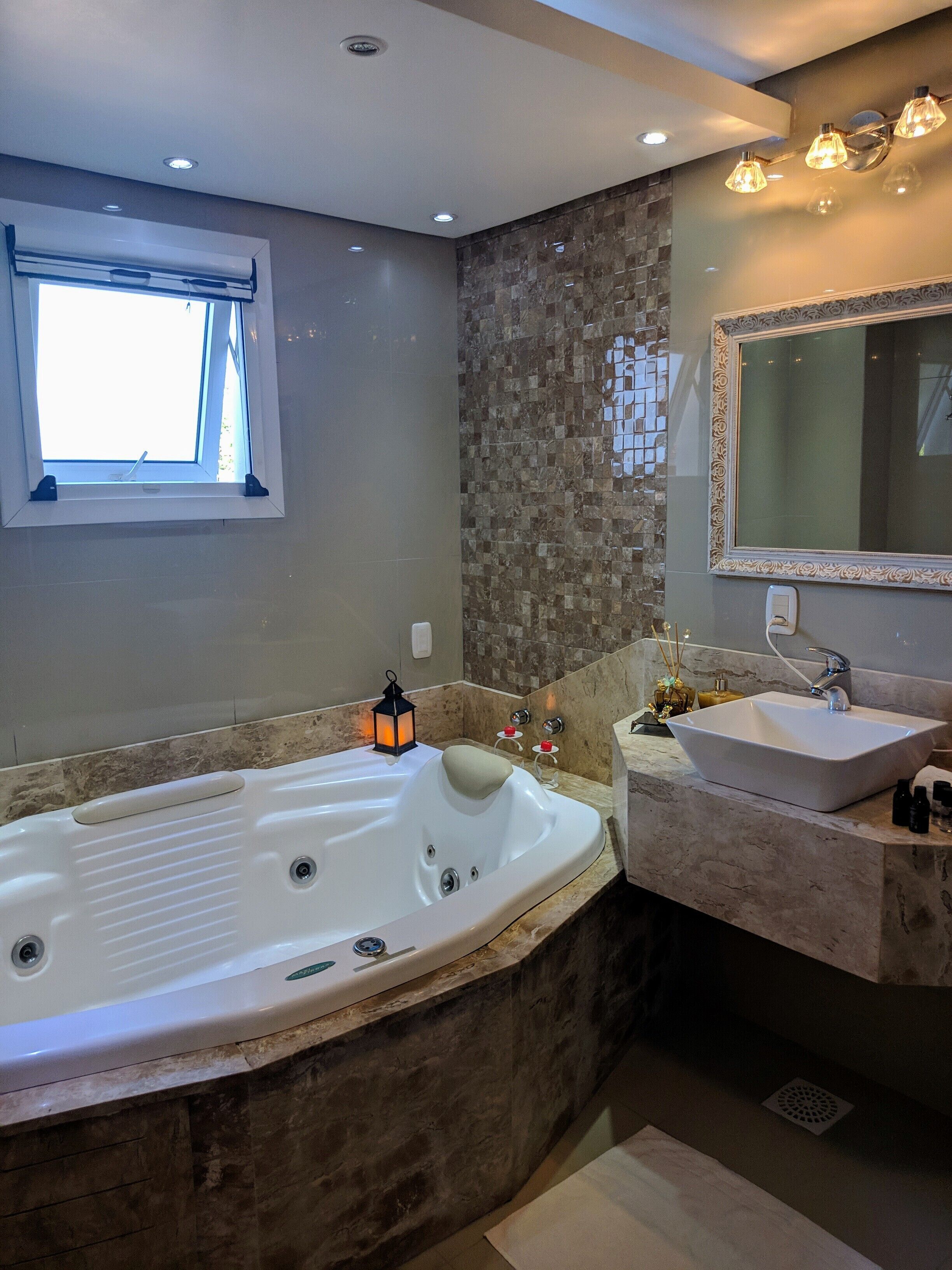 super luxo especial | bathroom | free toiletries, hair dryer, bidet, towels