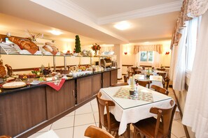 Café da manhã com buffet grátis todos os dias
