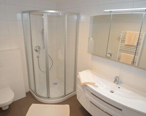 Appartement Tradition, 1 chambre, balcon, vue montagne | Douche de la salle de bain