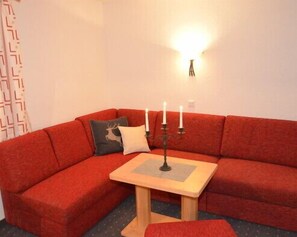 Appartement Tradition, 1 chambre, balcon, vue montagne | Coin séjour | Télévision à écran plat de 32 pouces avec chaînes par satellite