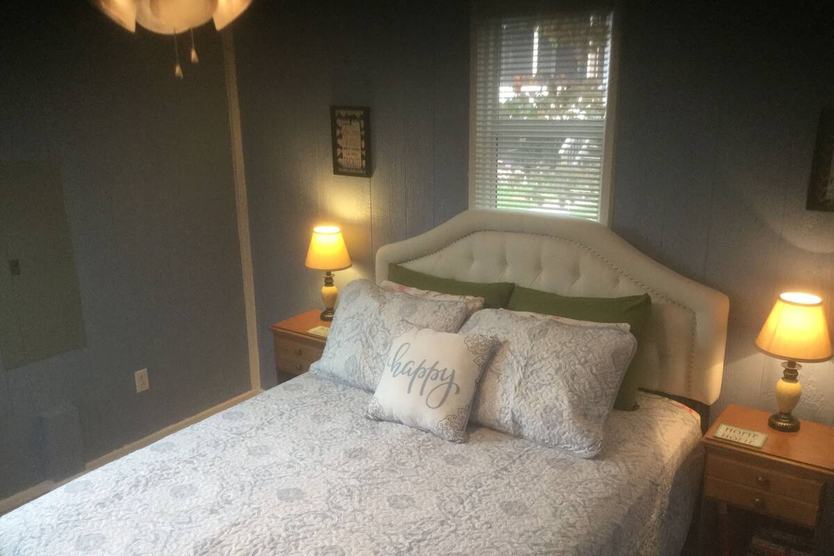 1 habitación, tabla de planchar con plancha, wifi gratis y ropa de cama 