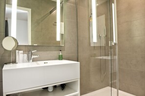 Standard Double Room | Bathroom | Shower, designer toiletries, hair dryer, slippers - Chez Maman (Geneva)