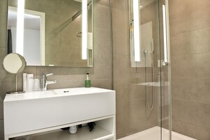 Standaard tweepersoonskamer | Badkamer | Een douche, designer toiletartikelen, een haardroger, pantoffels