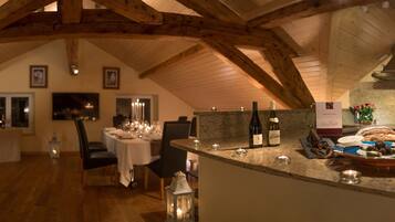 Family Apartment, 2 Bedrooms, Non Smoking, Kitchen | In-room dining