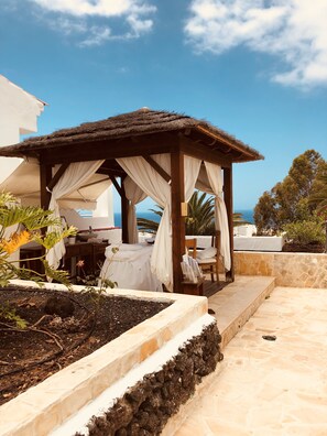 Outdoor pool, sun loungers