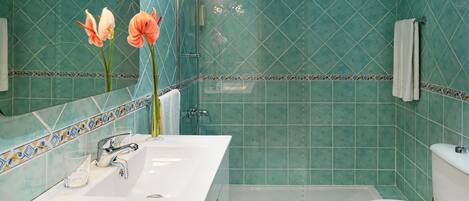 Ein Badezimmer mit Waschbecken, Spiegel und Toilette.