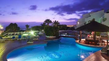 Una piscina al aire libre, tumbonas