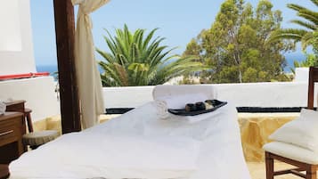 Una piscina al aire libre, sillones reclinables de piscina