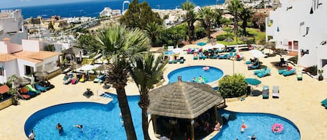 Piscine extérieure, chaises longues