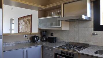 Peti sejuk, ketuhar gelombang mikro, dapur, pembakar roti