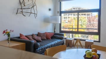 Loft | Ropa de cama de alta calidad y caja de seguridad en la habitación