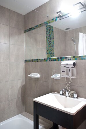 Loft | Banheiro | Chuveiro, secador de cabelo, bidê, toalhas de banho