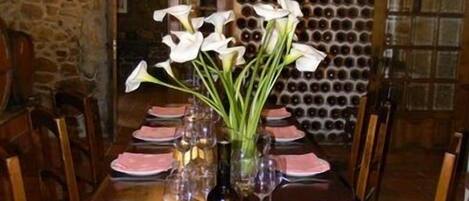 Melayani sarapan, makan siang, makan malam; sajian masakan daerah