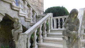 A stone staircase with ornate balustrades and statues of figures holding objects. - Pazo Carrasqueira (Ribadumia)