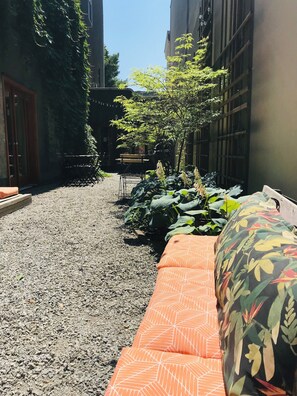 Terrace/patio - Dancing Bear Inn Hostel (Nelson)