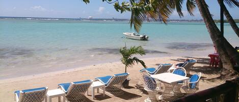 Plage, sable blanc, navette pour la plage, chaises longues