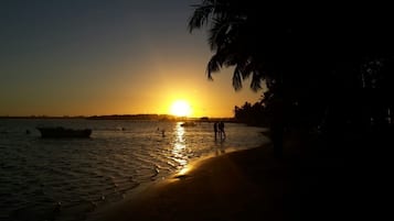 Plage, sable blanc, navette pour la plage, chaises longues