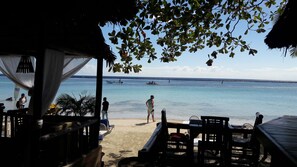 2 restoran, sarapan, makan tengah hari dihidangkan; masakan Amerika