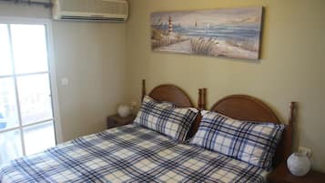 Beach View Double Room With Balcony | Ropa de cama de alta calidad, tabla de planchar con plancha y cunas