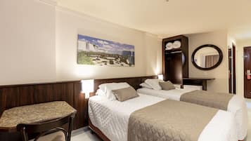 Habitación Deluxe con 2 camas individuales | Minibar, caja fuerte, escritorio y espacio para trabajar con un portátil