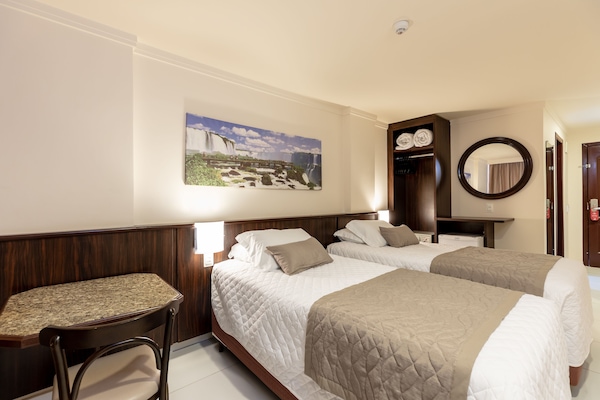 Quarto duplo luxo | Frigobar, cofres nos quartos, escrivaninha