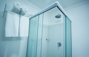 Dusche, Haartrockner, HandtĂŒcher