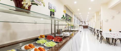 Daily buffet breakfast (BRL 60 per person)