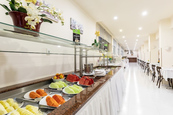 Sarapan prasmanan setiap hari (BRL 60 per orang)