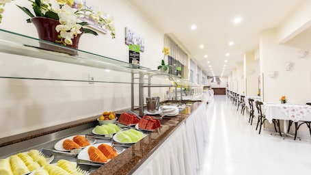 Colazione a buffet a pagamento, servita tutte le mattine . Bogari Hotel