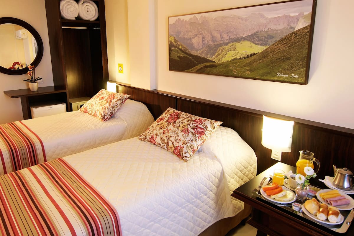 deluxe twin room | 1 bedroom, minibar, in-room safe, desk