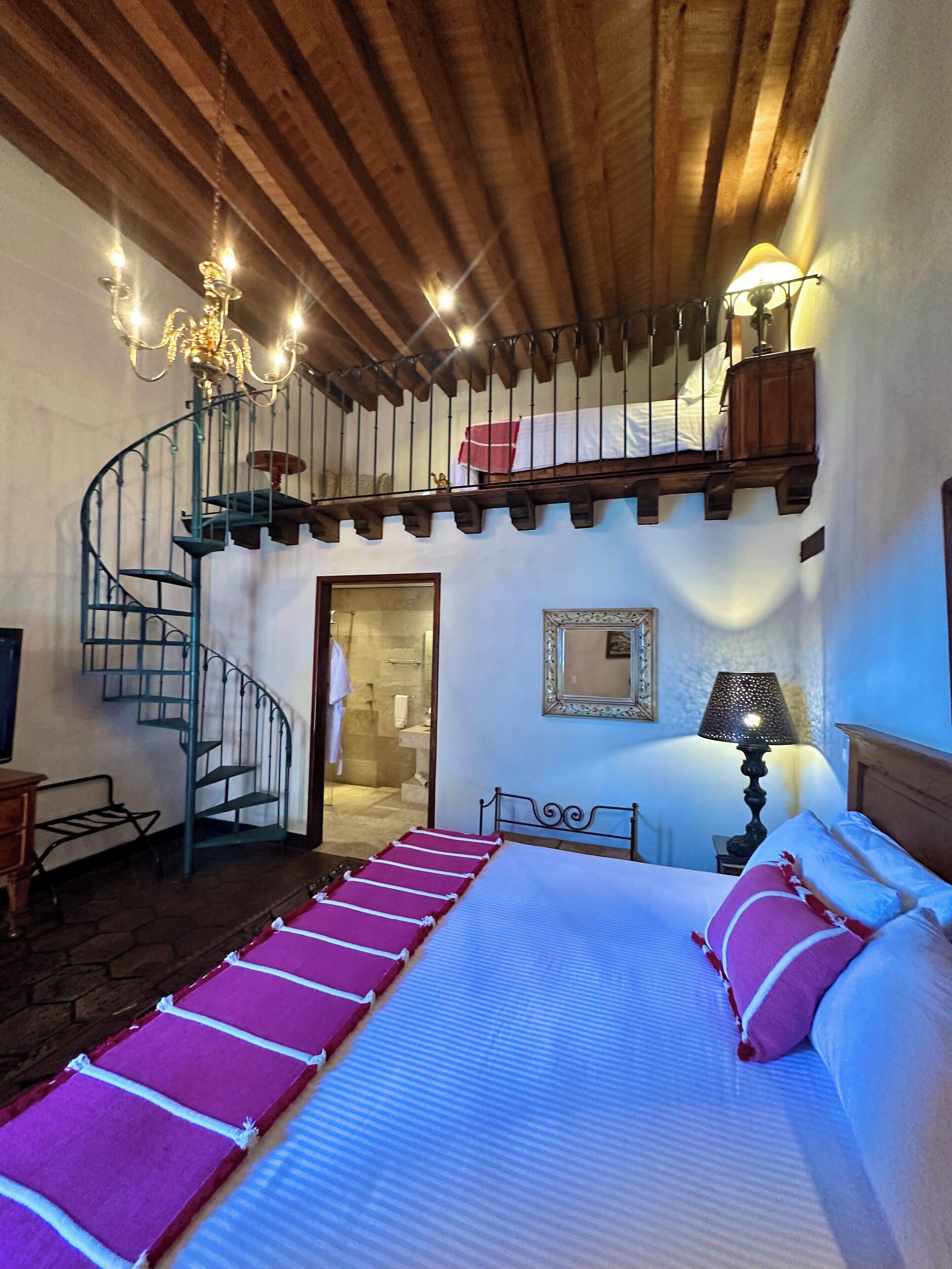 Studio Suite Junior | Bộ đồ giường cao cấp, chăn bông, trang trí khác biệt 