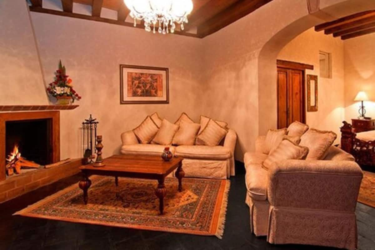 Master Suite | Living area | 32-inch flat-screen TV with cable channels, Smart TV