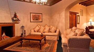 Master Suite | Área de sala de estar | Televisión de pantalla plana de 32 pulgadas con canales por cable