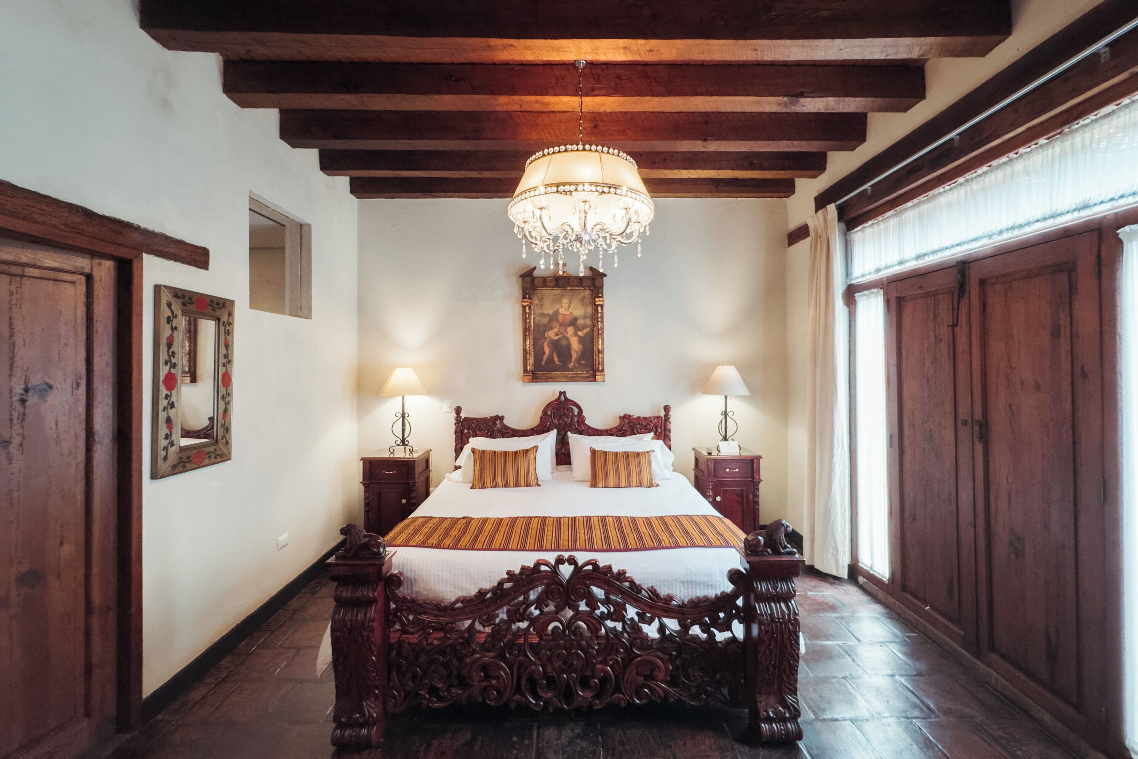Master Suite | Ropa de cama de alta calidad, edredón, camas Tempur-Pedic y escritorio 