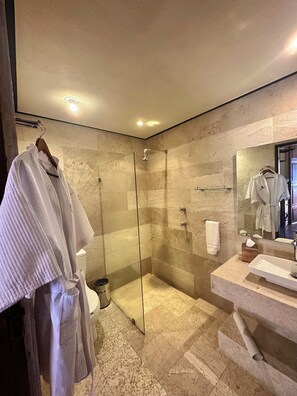 Douche, articles de toilette de luxe, sèche-cheveux, peignoirs