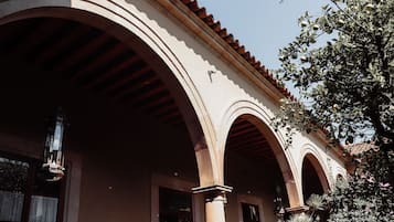 Vista frontal de la propiedad