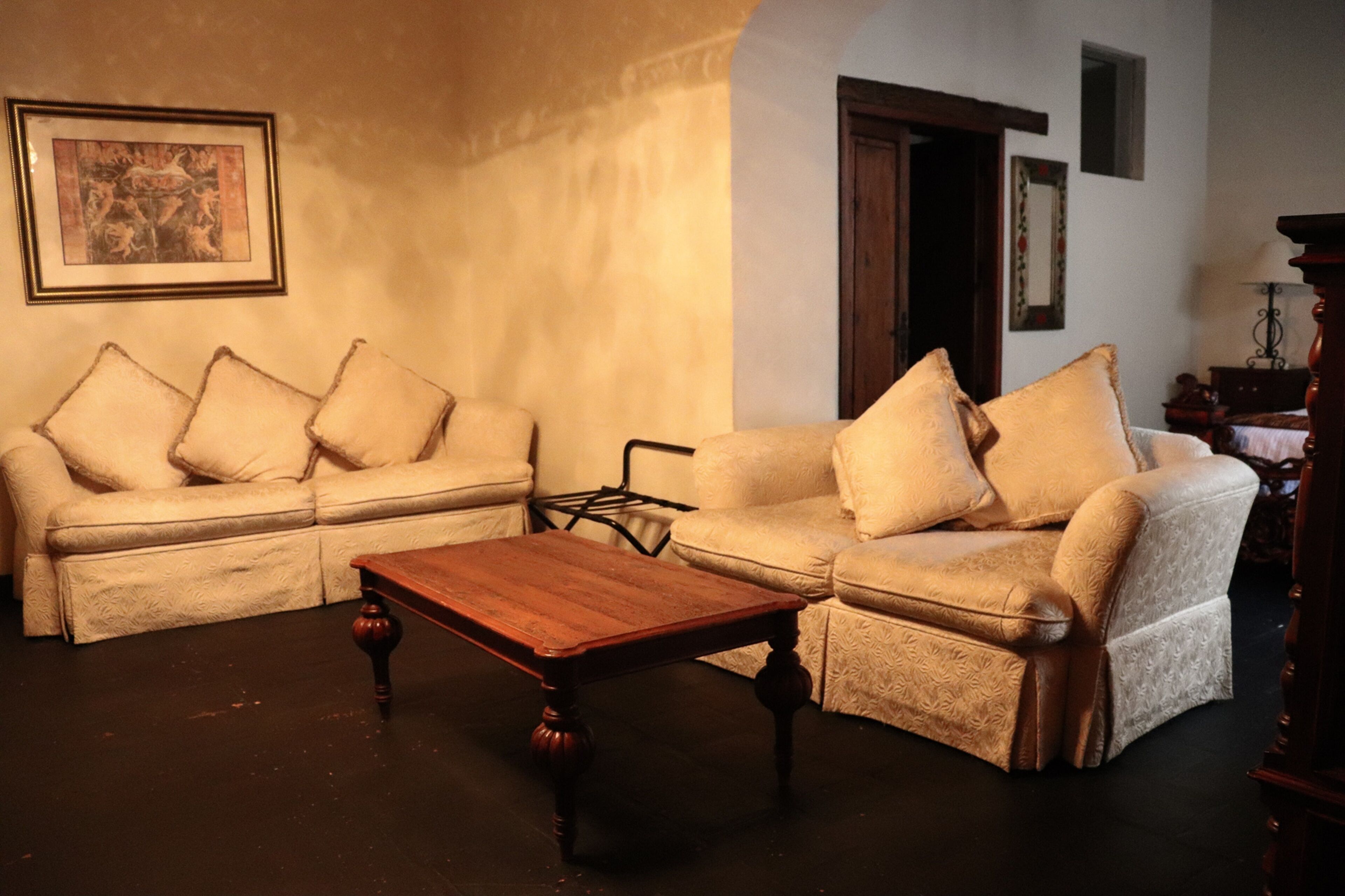 master suite | living area | 32-inch flat-screen tv with cable channels, smart tv