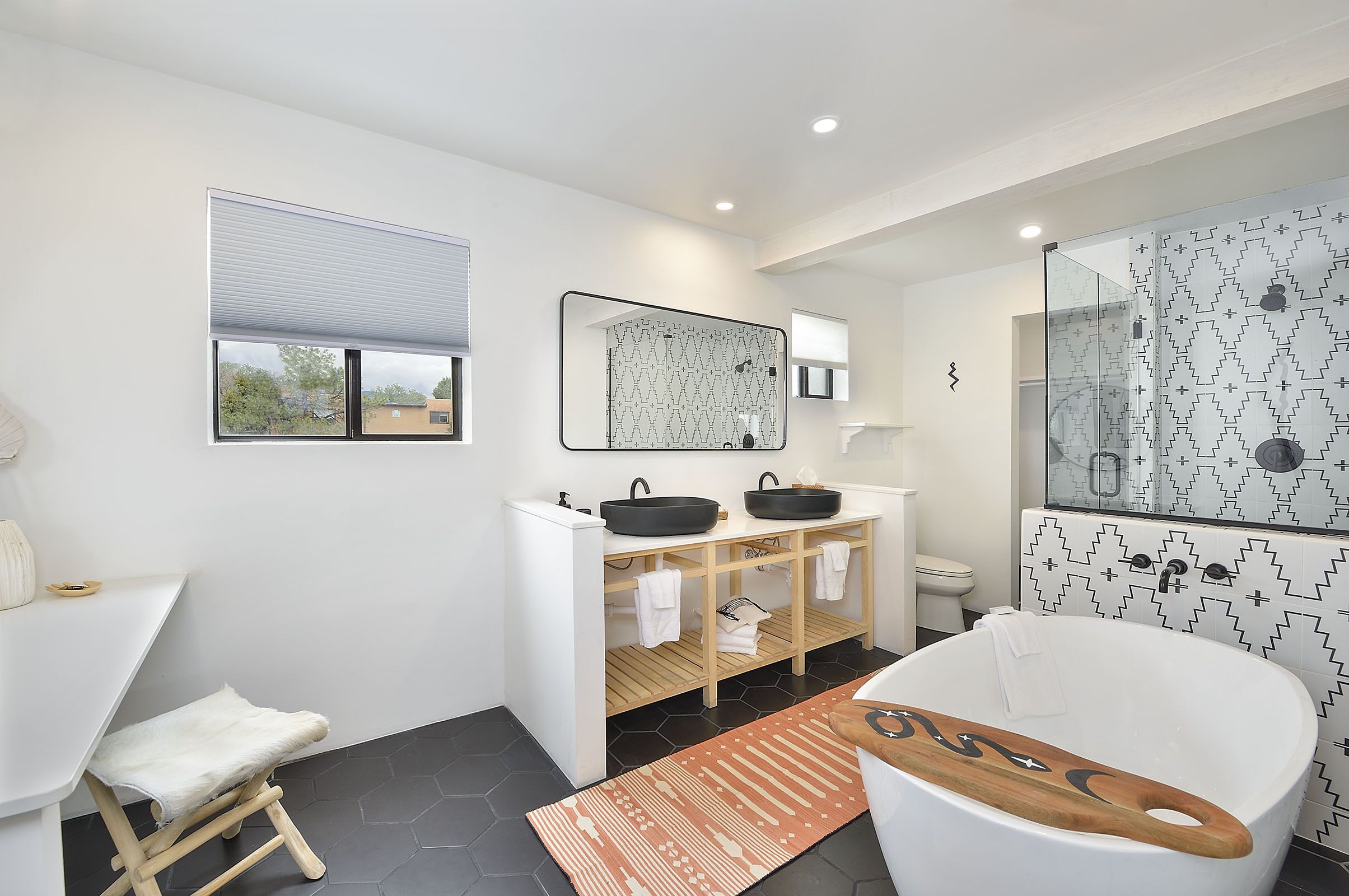 Habitación Deluxe, 1 cama King size y sofá cama, vista a la ciudad | Baño | Amenidades de baño gratuitas, secadora de cabello, toallas 