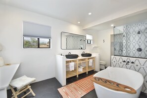 Habitación Deluxe, 1 cama de matrimonio grande con sofá cama, vistas a la ciudad | Baño | Artículos de higiene personal gratuitos, secador de pelo y toallas