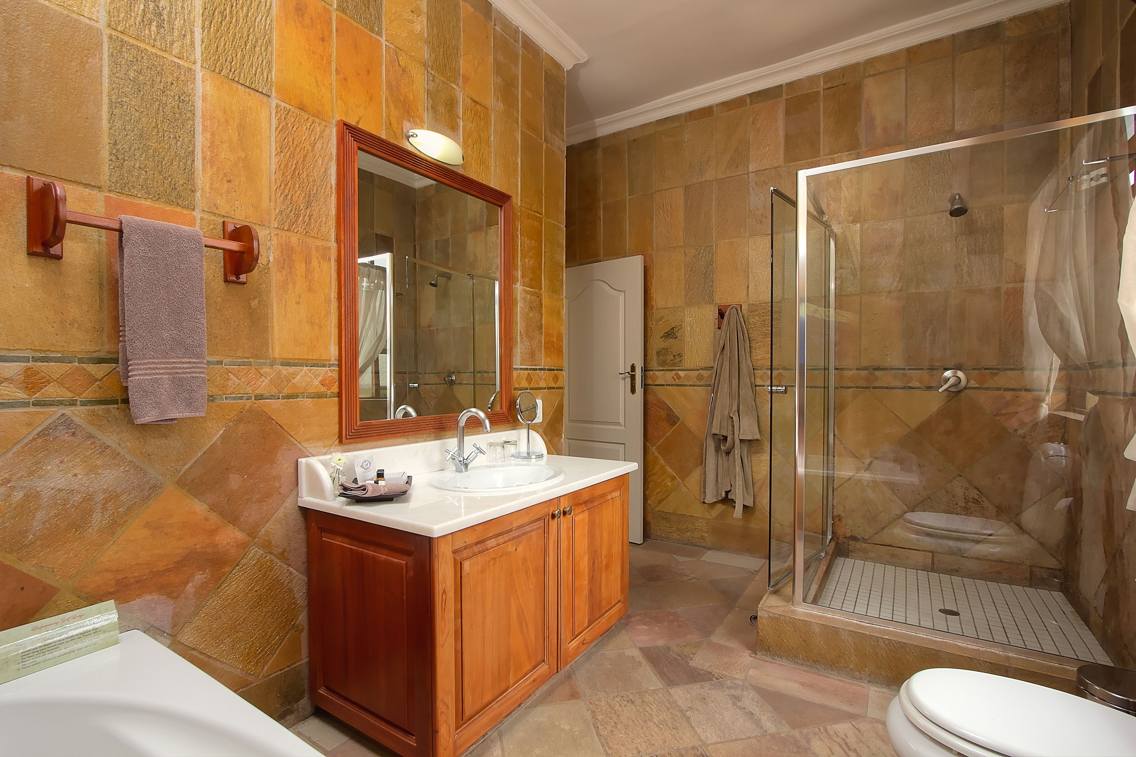 Un baño con ducha, lavamanos e inodoro.