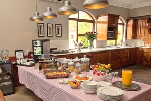 Café da manhã com buffet grátis todos os dias