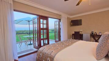 Ropa de cama de alta calidad y caja de seguridad en la habitación