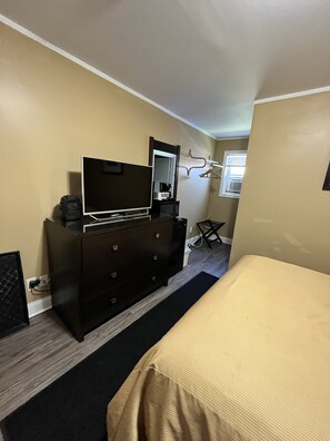 Deluxe Single Room | Individually decorated, individually furnished, desk, blackout drapes - Travellers Inn Pembroke (Pembroke)